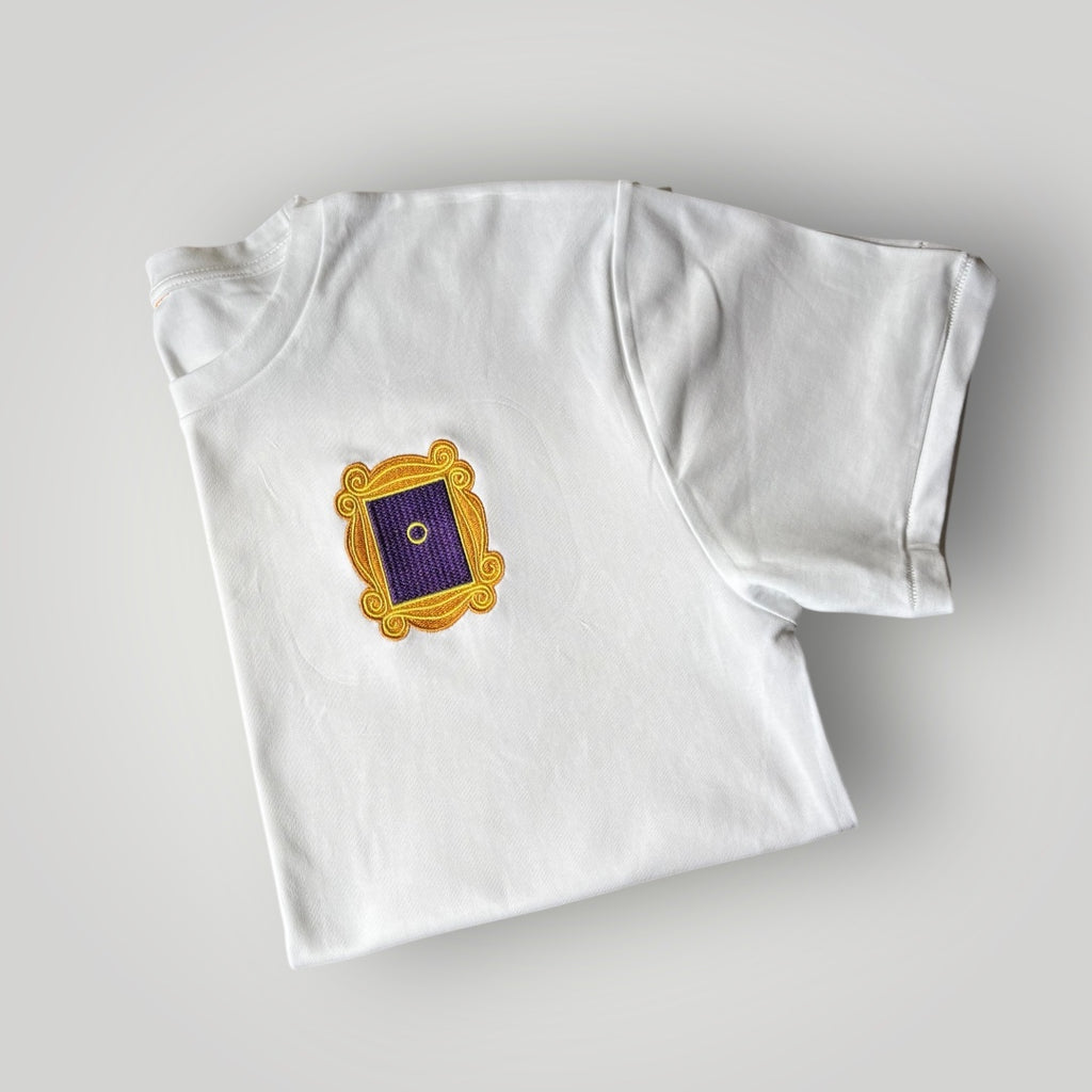 Remera con marco de Friends bordado