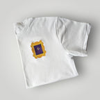 Remera con marco de Friends bordado