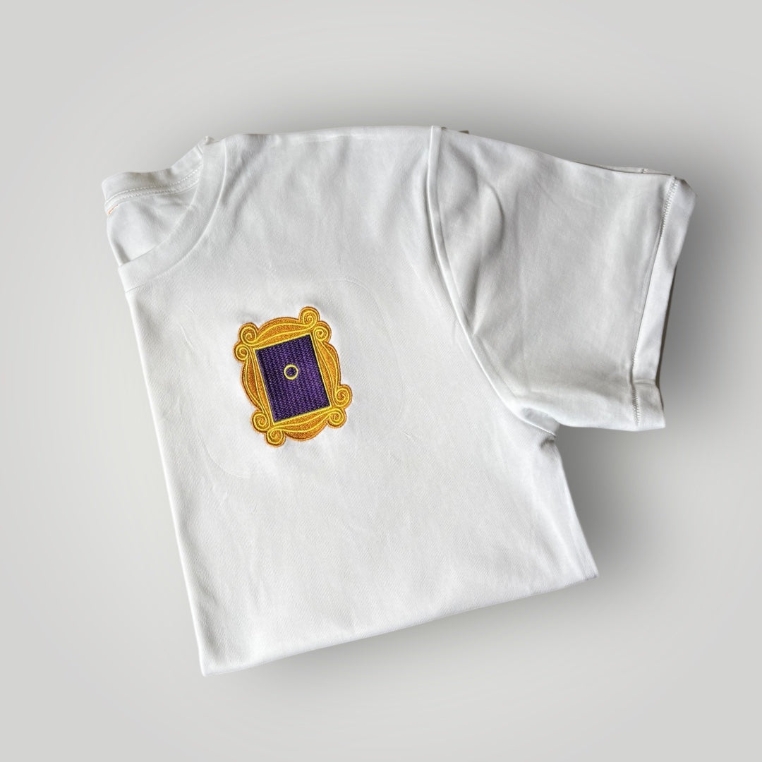 Remera con marco de Friends bordado