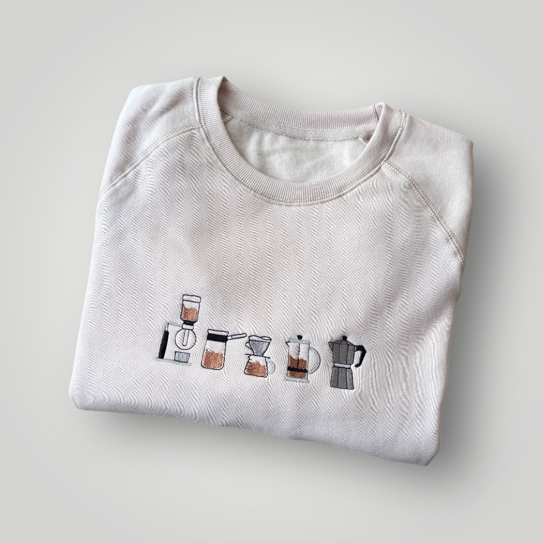 Buzo con cafeteras bordadas