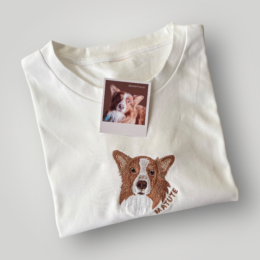 Remera con mascota bordada a color