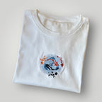 Remera con peces koi bordados