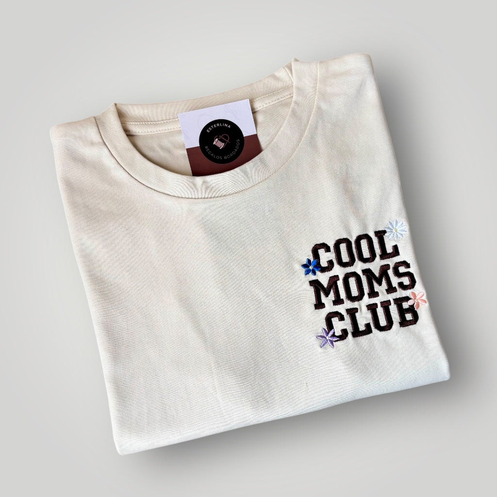 Remera bordada "Cool Moms Club"