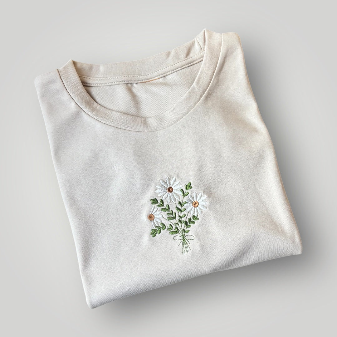 Remera con margaritas bordadas