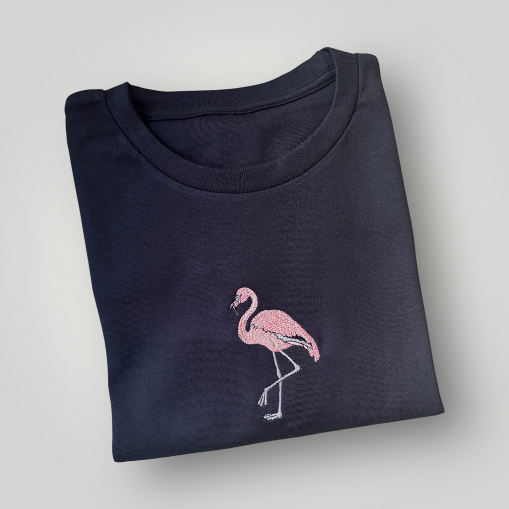 Remera con flamenco bordado