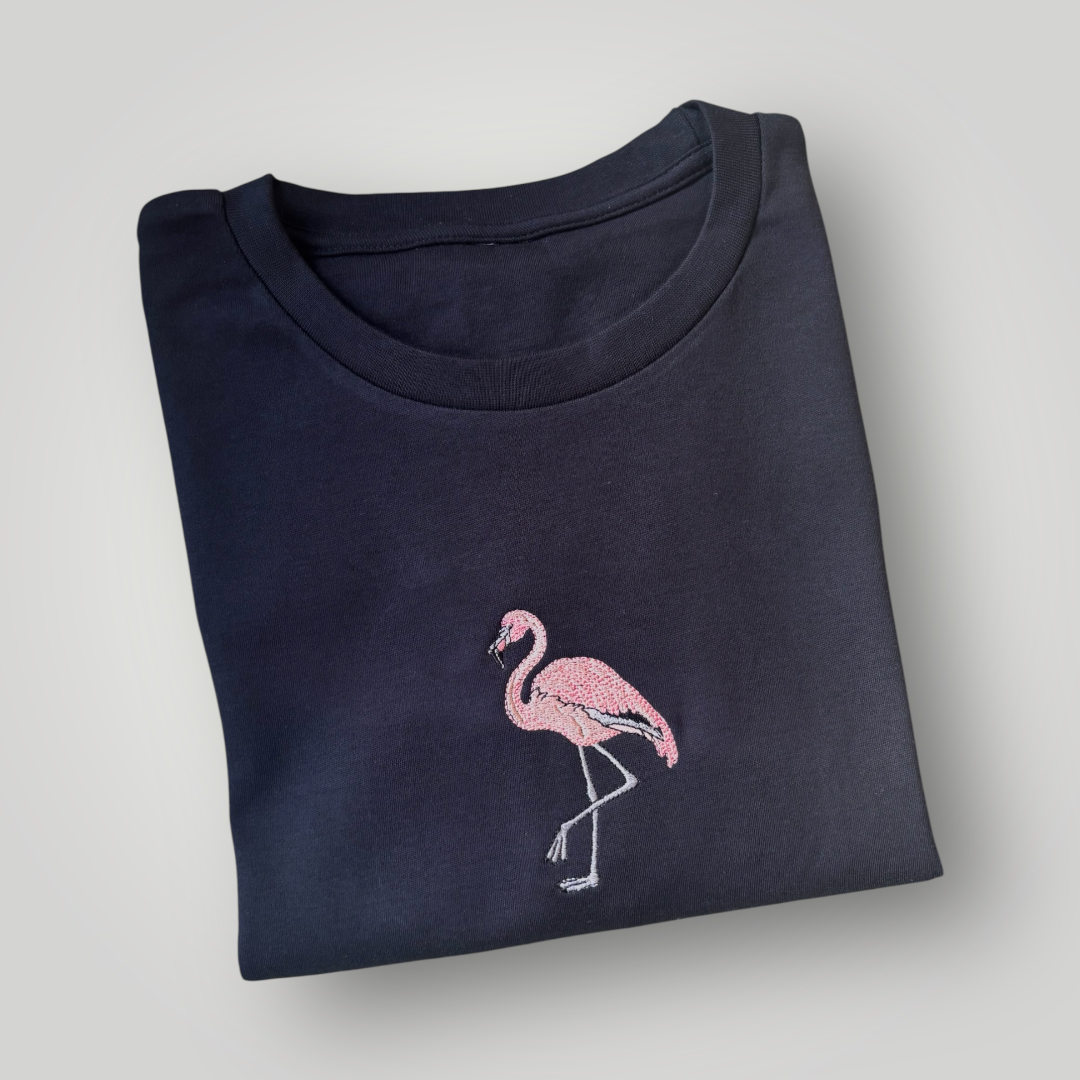 Remera con flamenco bordado