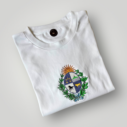 Remera con escudo nacional bordado a color