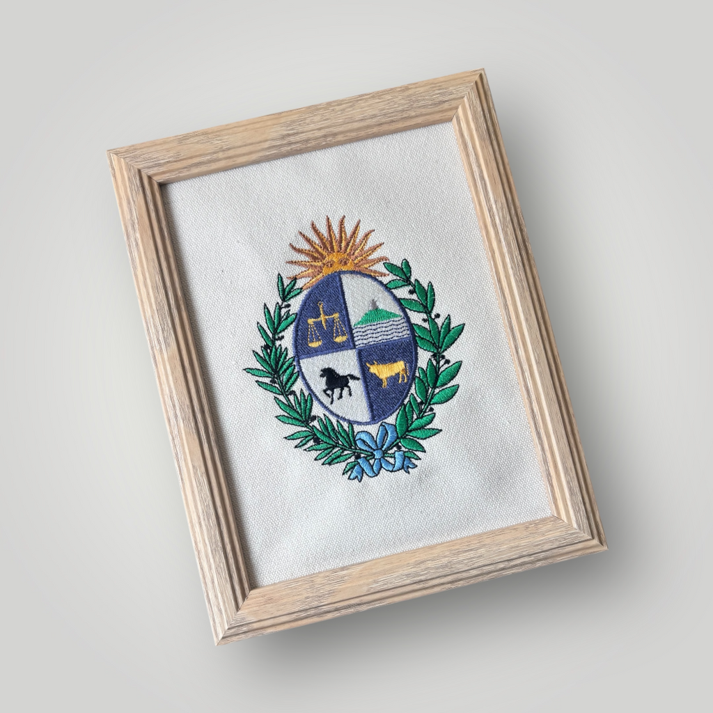 Cuadro bordado con escudo nacional a color