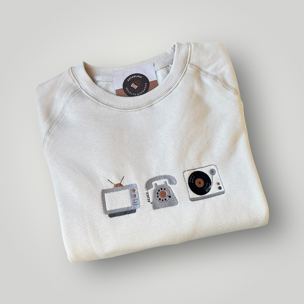 Buzo bordado con objetos antiguos