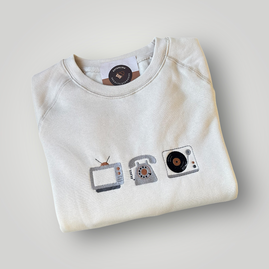 Buzo bordado con objetos antiguos