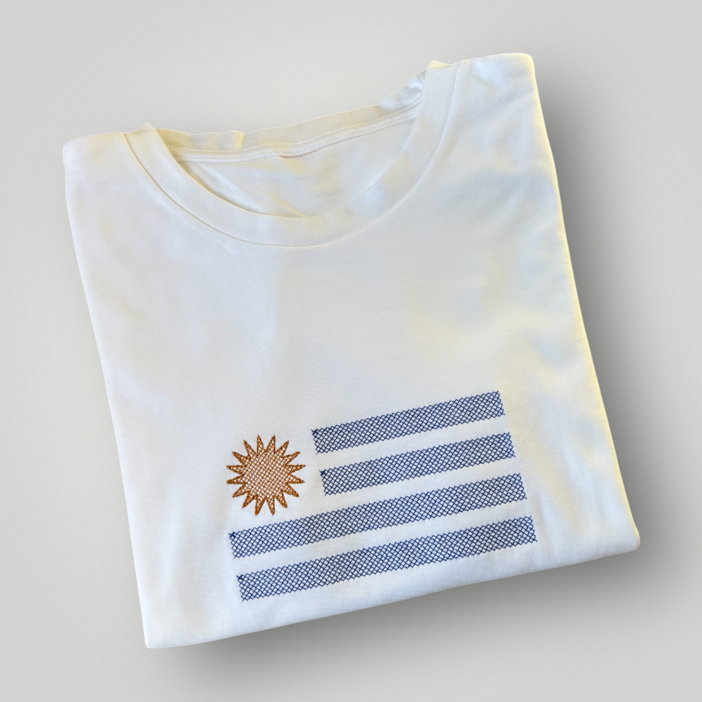 Remera con bandera uruguaya bordada