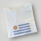 Remera con bandera uruguaya bordada