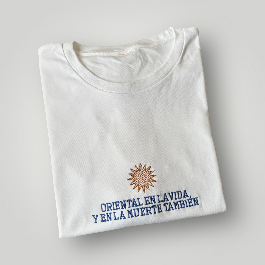Remera bordada "oriental en la vida"