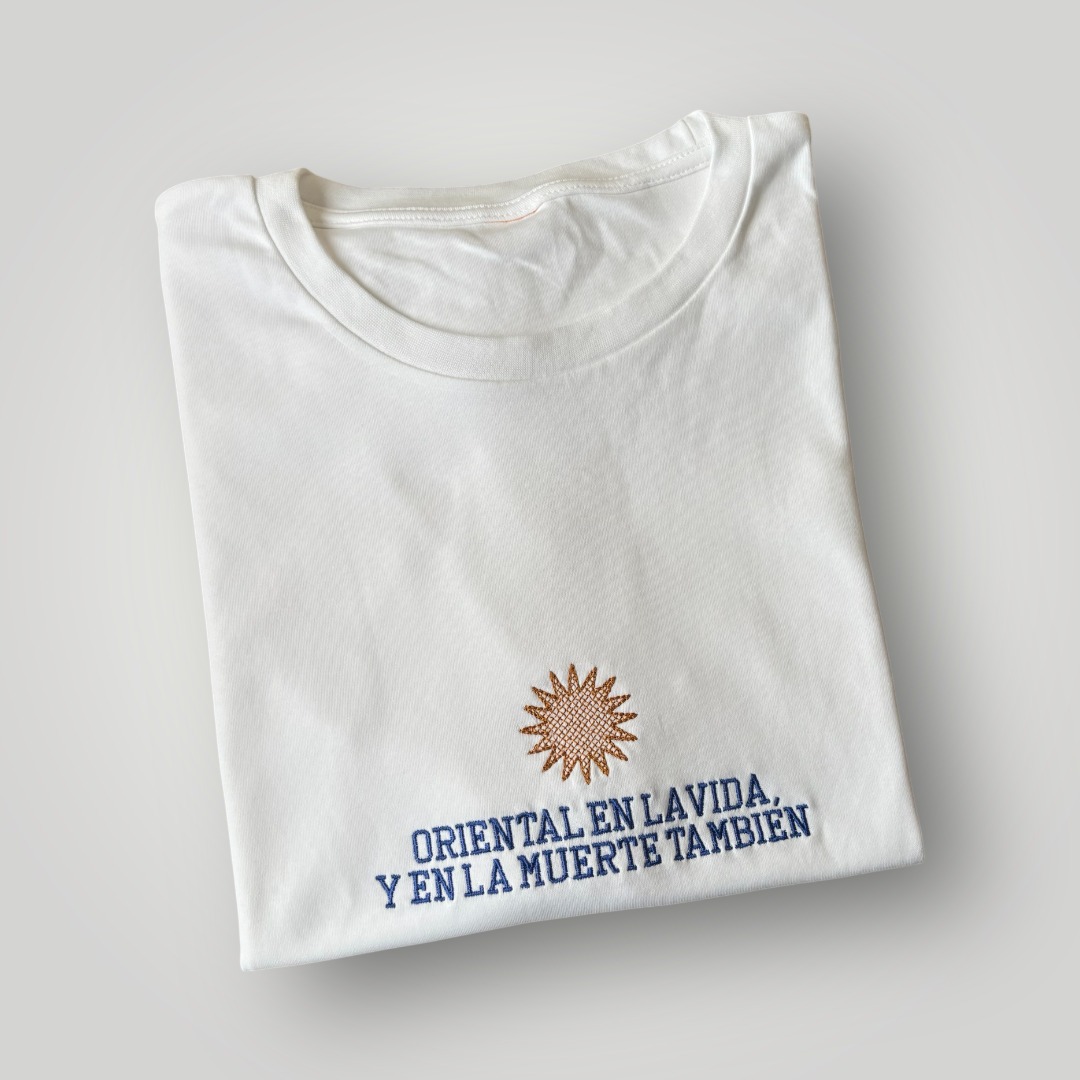 Remera bordada "oriental en la vida"