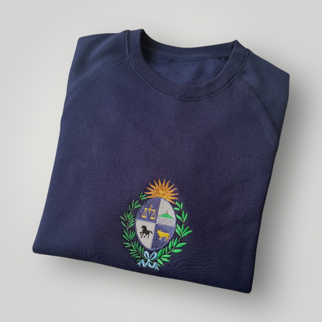 Buzo con escudo nacional bordado a color