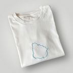 Remera con contorno de Uruguay bordado