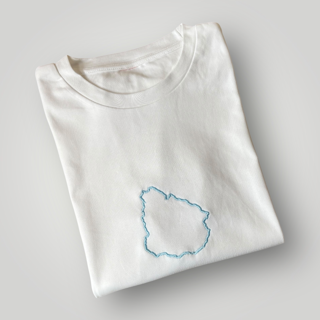 Remera con contorno de Uruguay bordado