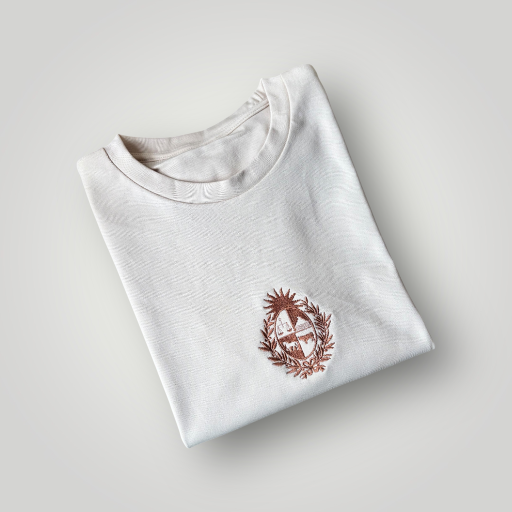 Remera con escudo nacional bordado