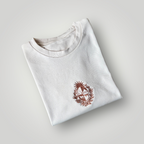 Remera con escudo nacional bordado