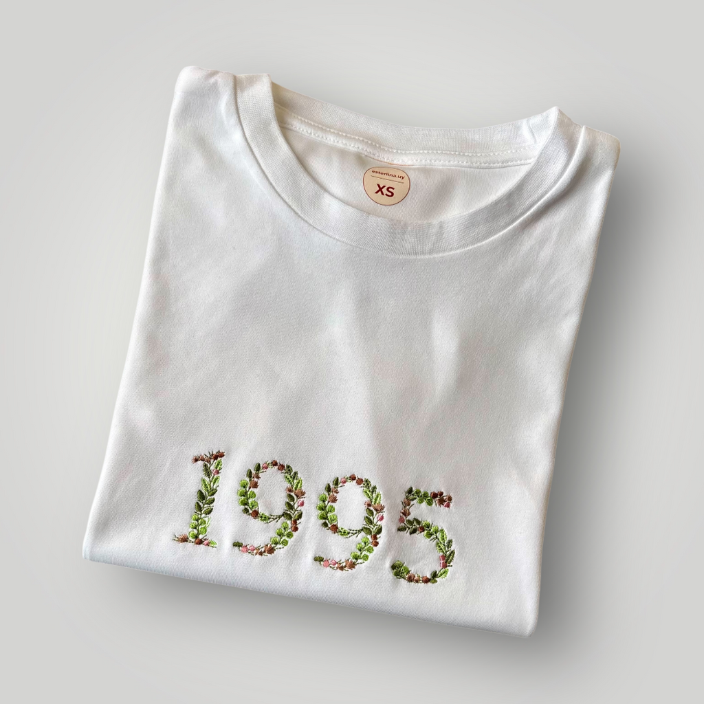 Remera bordado con año floral