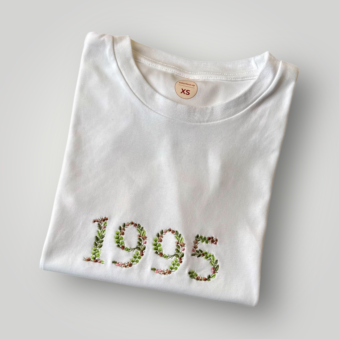 Remera bordado con año floral