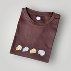 Remera bordada con quesos