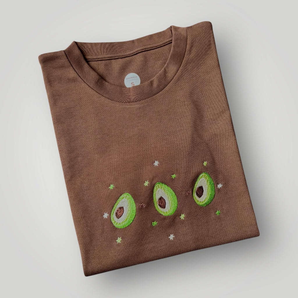 Remera bordada con paltas