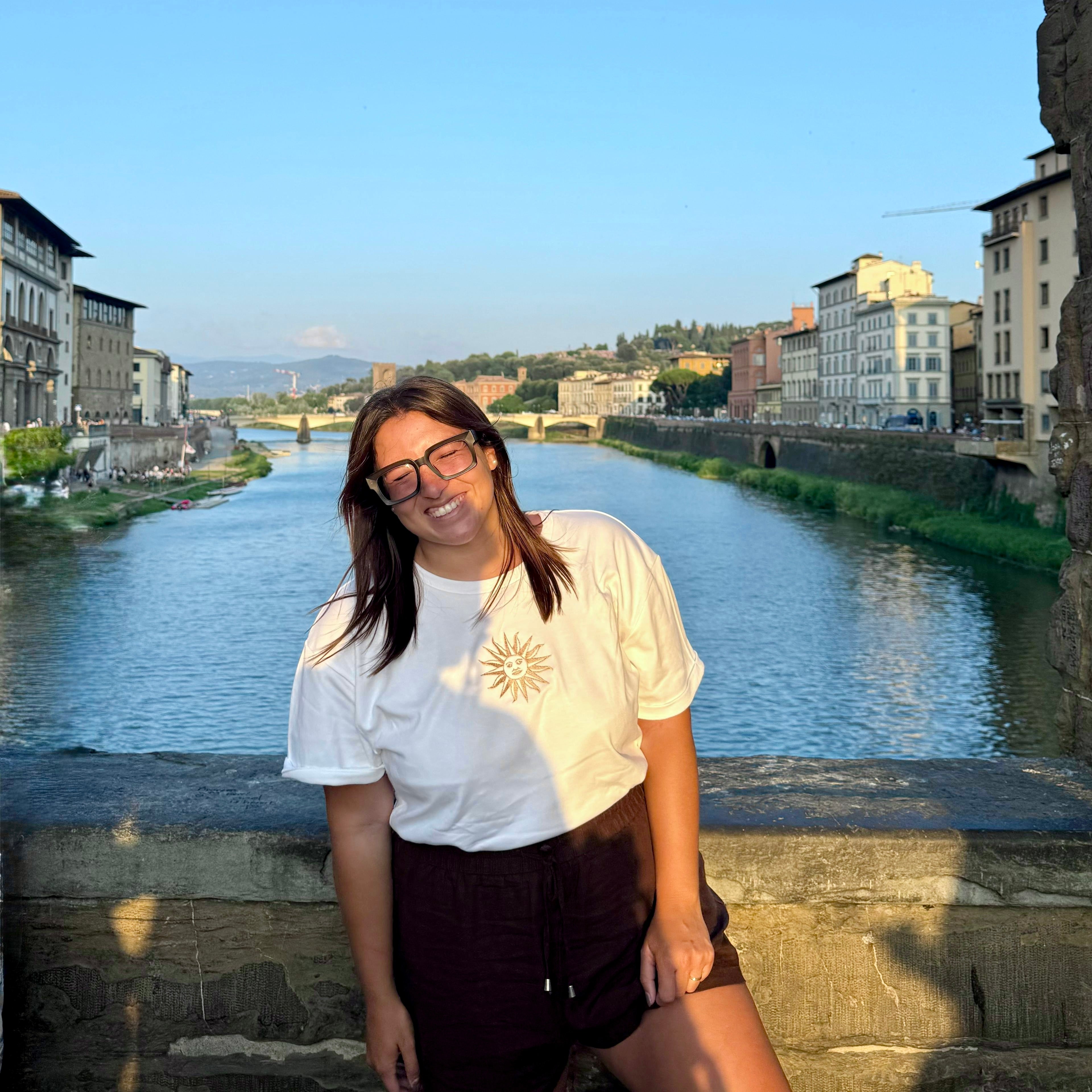 Remera con sol uruguayo bordado