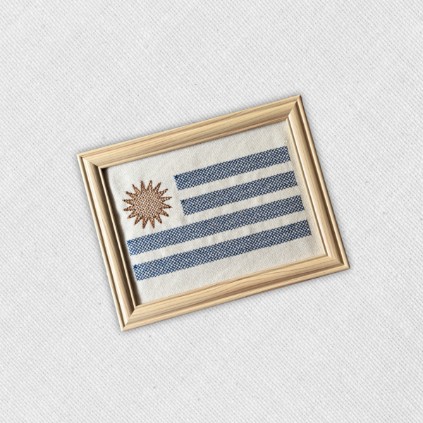Cuadro bordado con bandera uruguaya