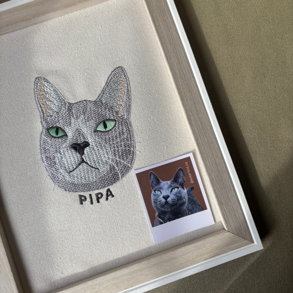 Cuadro con mascota bordada