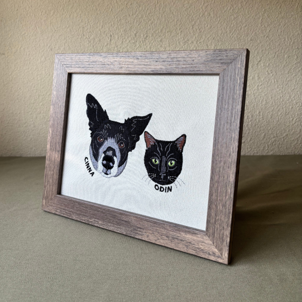 Cuadro con mascota bordada
