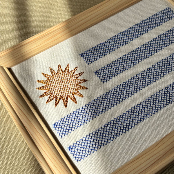 Cuadro bordado con bandera uruguaya