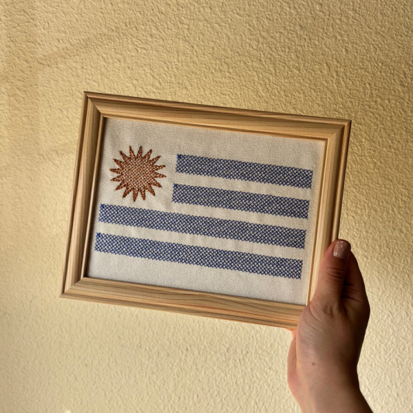 Cuadro bordado con bandera uruguaya