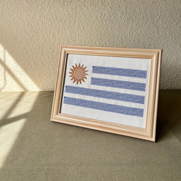 Cuadro bordado con bandera uruguaya