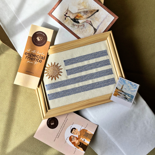 Cuadro bordado con bandera uruguaya