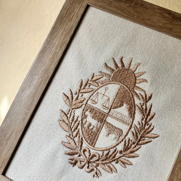Cuadro con bordado "Escudo Nacional"