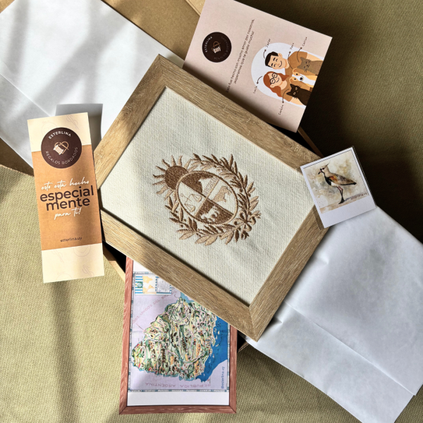 Cuadro con bordado "Escudo Nacional"