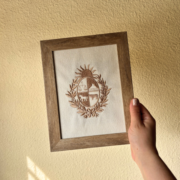 Cuadro con bordado "Escudo Nacional"