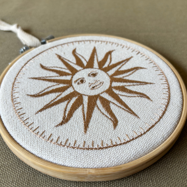 Bastidor bordado con sol uruguayo
