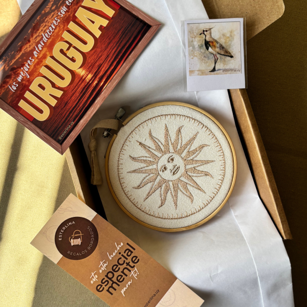 Bastidor bordado con sol uruguayo