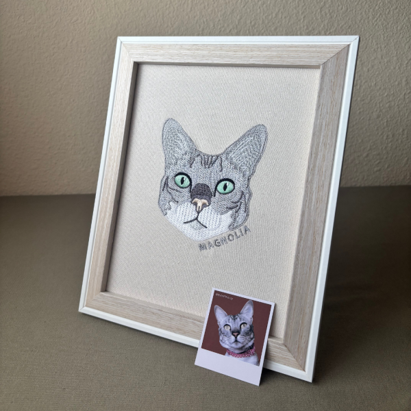 Cuadro con mascota bordada