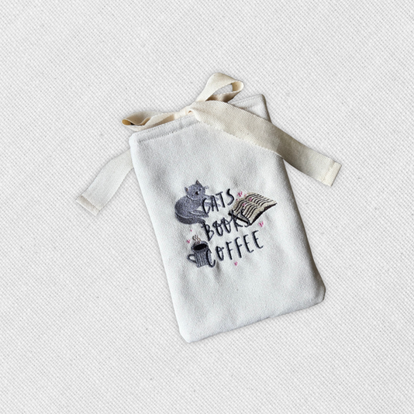 Sobre para kindle bordado "cats, books, coffee"