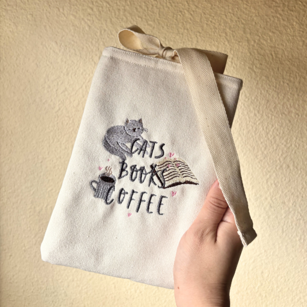 Sobre para kindle bordado "cats, books, coffee"