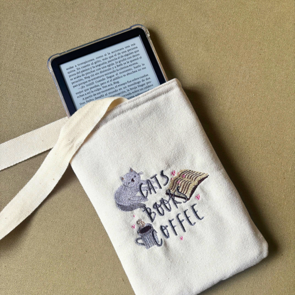 Sobre para kindle bordado "cats, books, coffee"