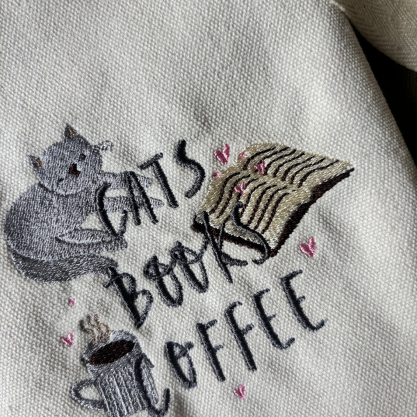 Sobre para kindle bordado "cats, books, coffee"