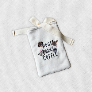 Sobre para kindle bordado "dogs, books, coffee"