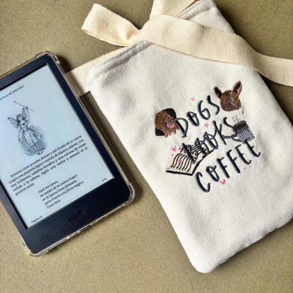 Sobre para kindle bordado "dogs, books, coffee"