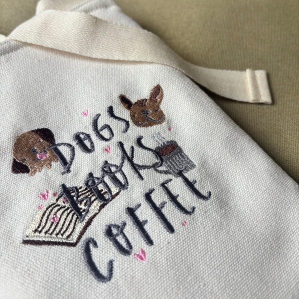 Sobre para kindle bordado "dogs, books, coffee"