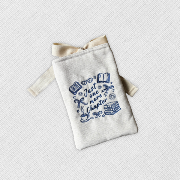Sobre para kindle bordado "one more chapter"