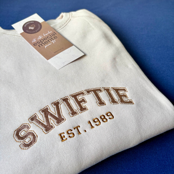 Bordado "Swiftie est. 1989"